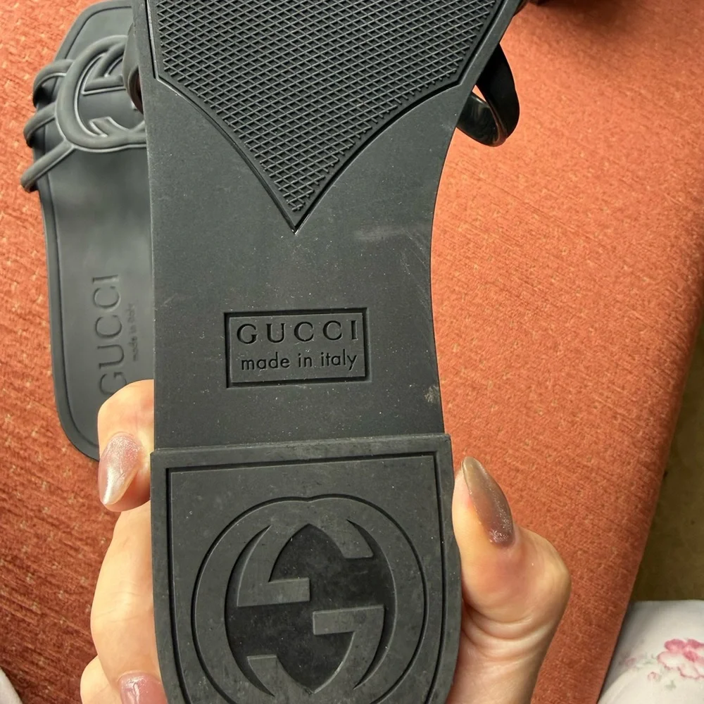 Gucci Black Rubber Interlocking G Slide Sandals - Picture 3 of 3
